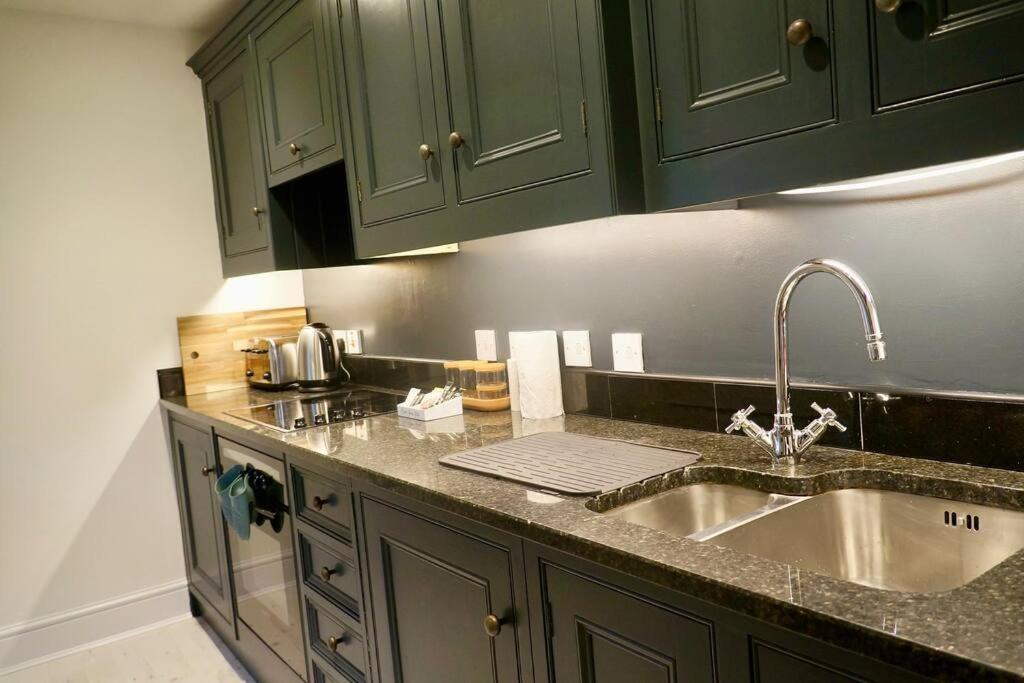 Epic Location, Views & Large Private Terrace Windsor Exterior foto