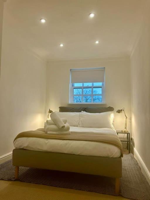 Epic Location, Views & Large Private Terrace Windsor Exterior foto