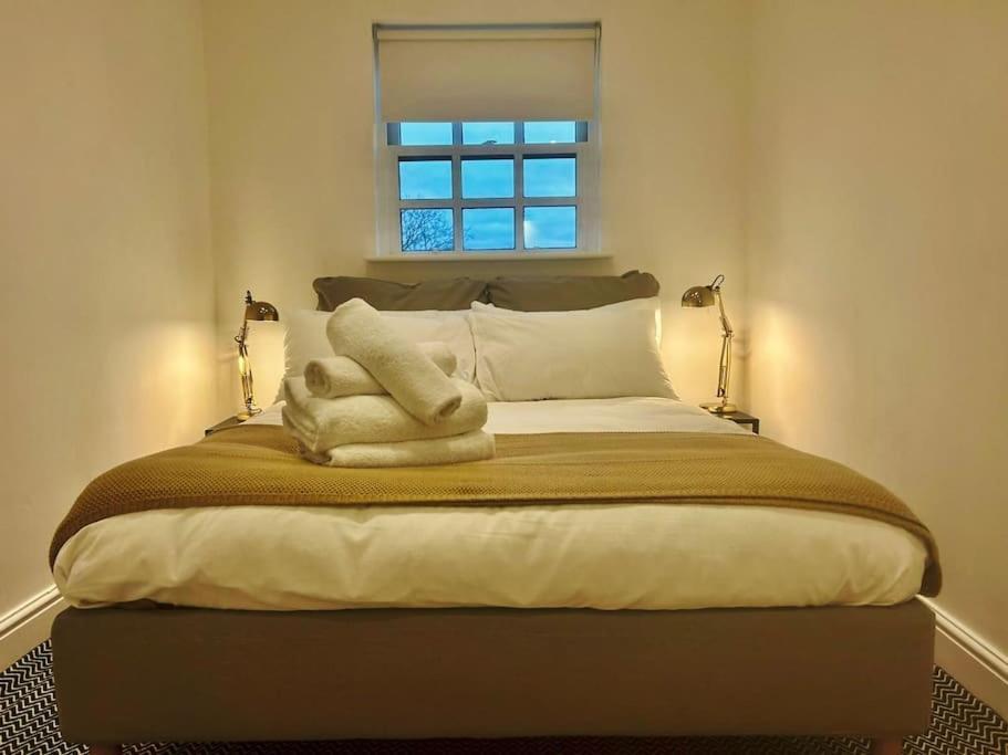 Epic Location, Views & Large Private Terrace Windsor Exterior foto