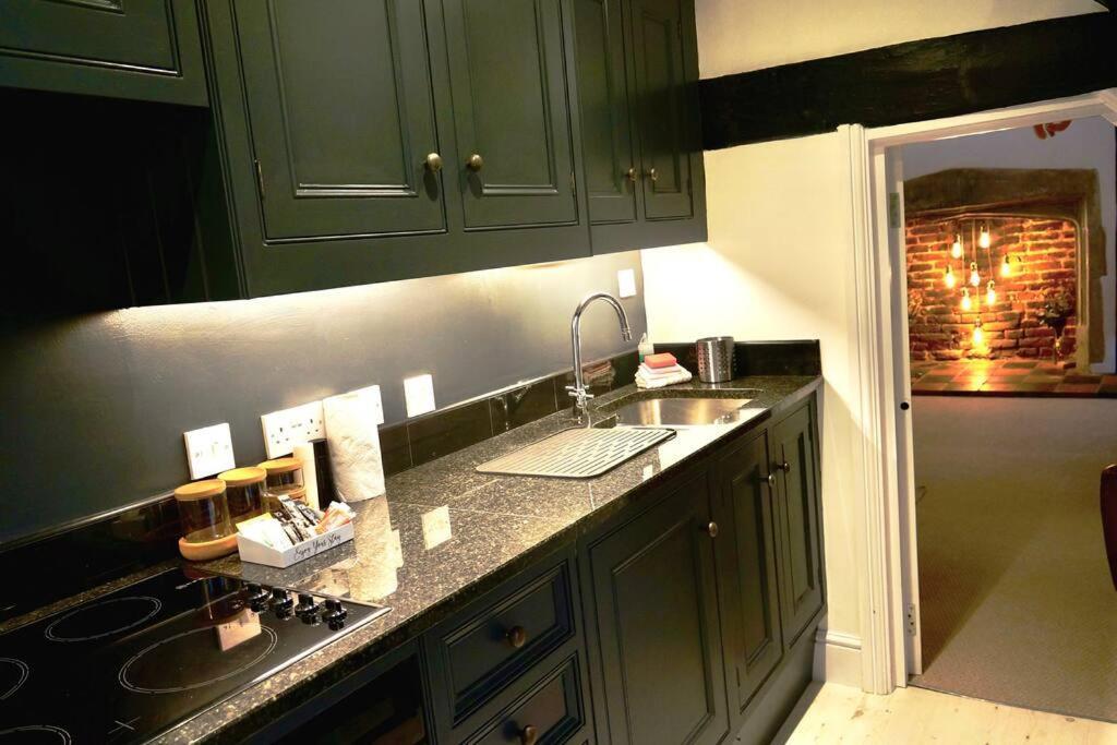 Epic Location, Views & Large Private Terrace Windsor Exterior foto